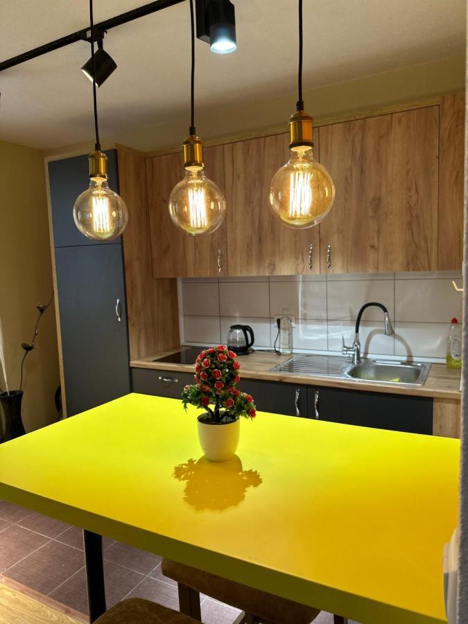 Ora-Prn,Peaceful Central Apartment 普里什蒂纳 外观 照片