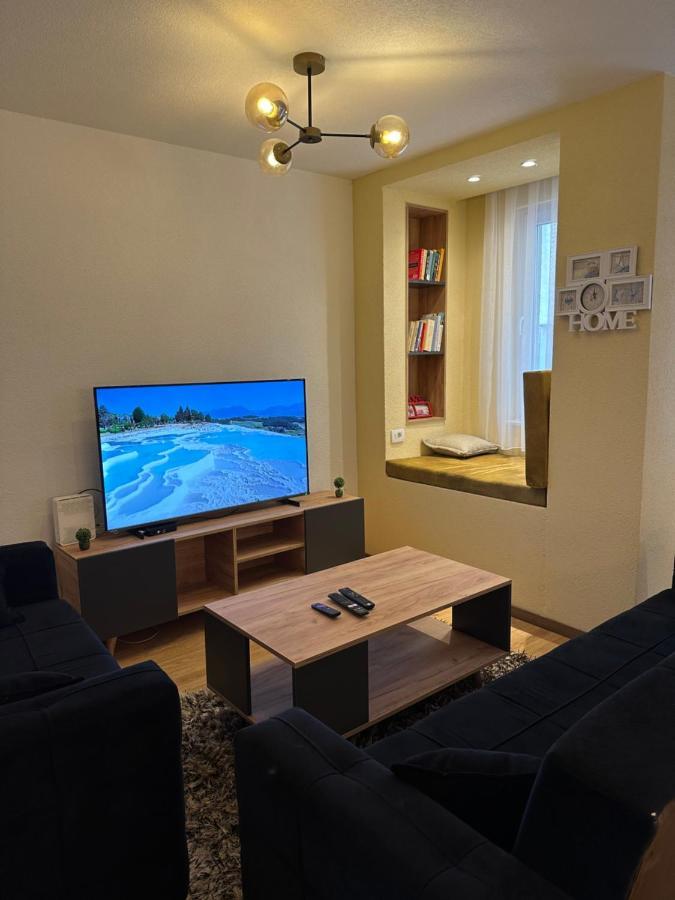 Ora-Prn,Peaceful Central Apartment 普里什蒂纳 外观 照片