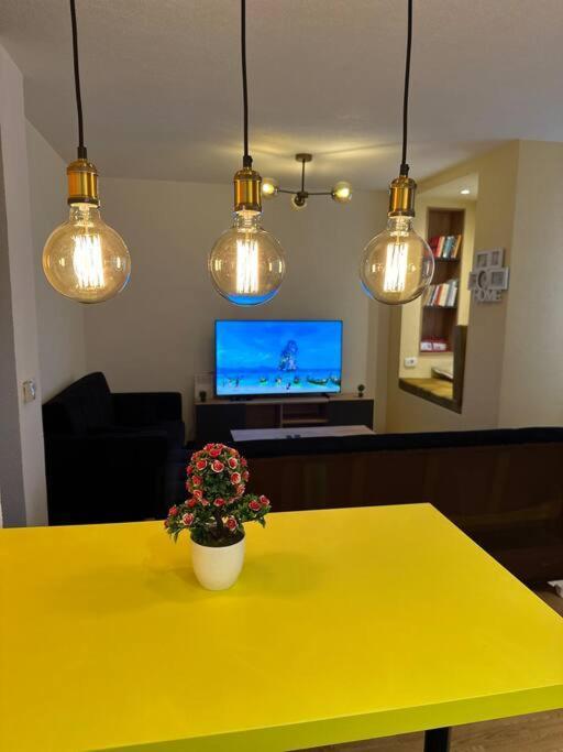 Ora-Prn,Peaceful Central Apartment 普里什蒂纳 外观 照片
