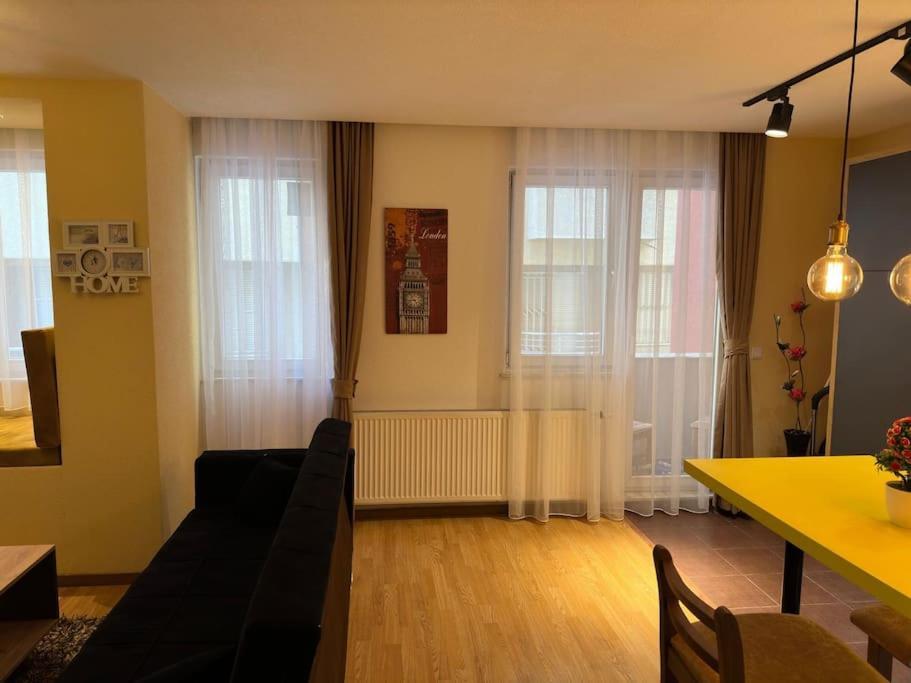 Ora-Prn,Peaceful Central Apartment 普里什蒂纳 外观 照片